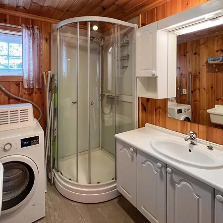 Four-bedroom In Hébergement de vacances Lyngdal